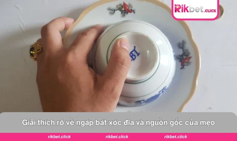 Hiện tượng “ngáp” giữa bát và đĩa sau khi xóc trong trò chơi dân gian
