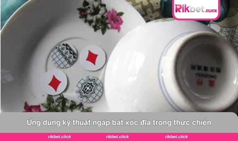 Người chơi đang tai sát bát để nghe âm thanh phản hồi từ đồng xu